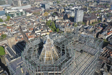 900656 Luchtfoto van de spits van de Domtoren te Utrecht tijdens de restauratie, uit het zuidoosten. Op de achtergrond ...